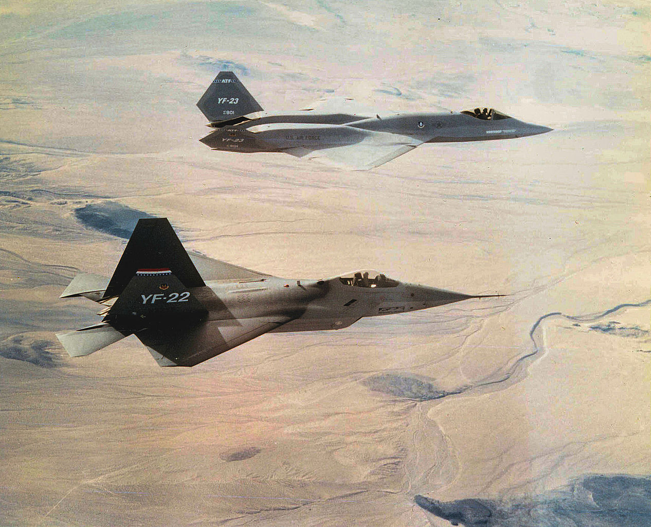 Northrop YF-23 Black Widow II en formation avec un YF-22