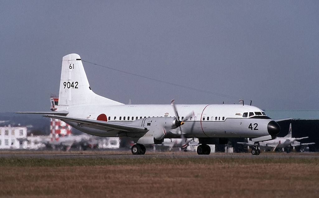 NAMC YS-11 de la marine japonaise au sol