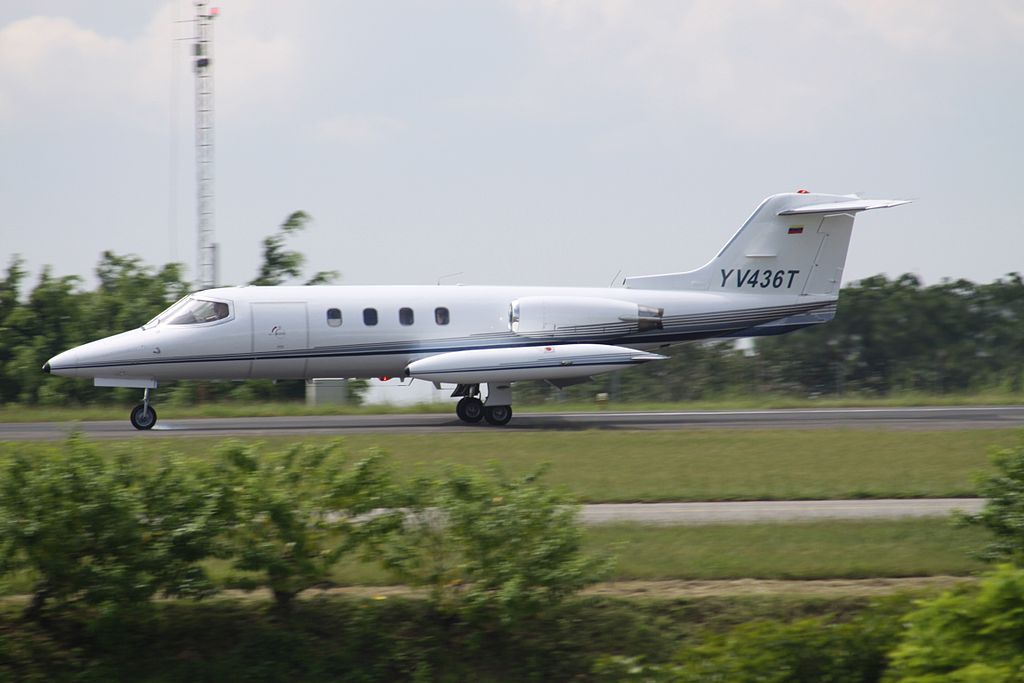 Learjet 25D au roulage