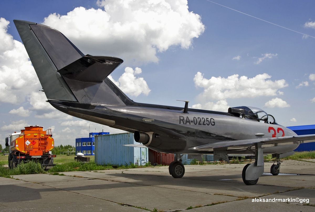 Yakovlev Yak-32 Mantis vu de l'arrière