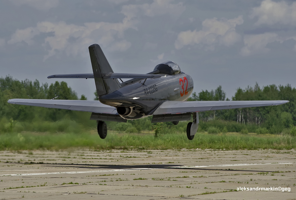 Yakovlev Yak-32 Mantis au décollage vu de l'arrière