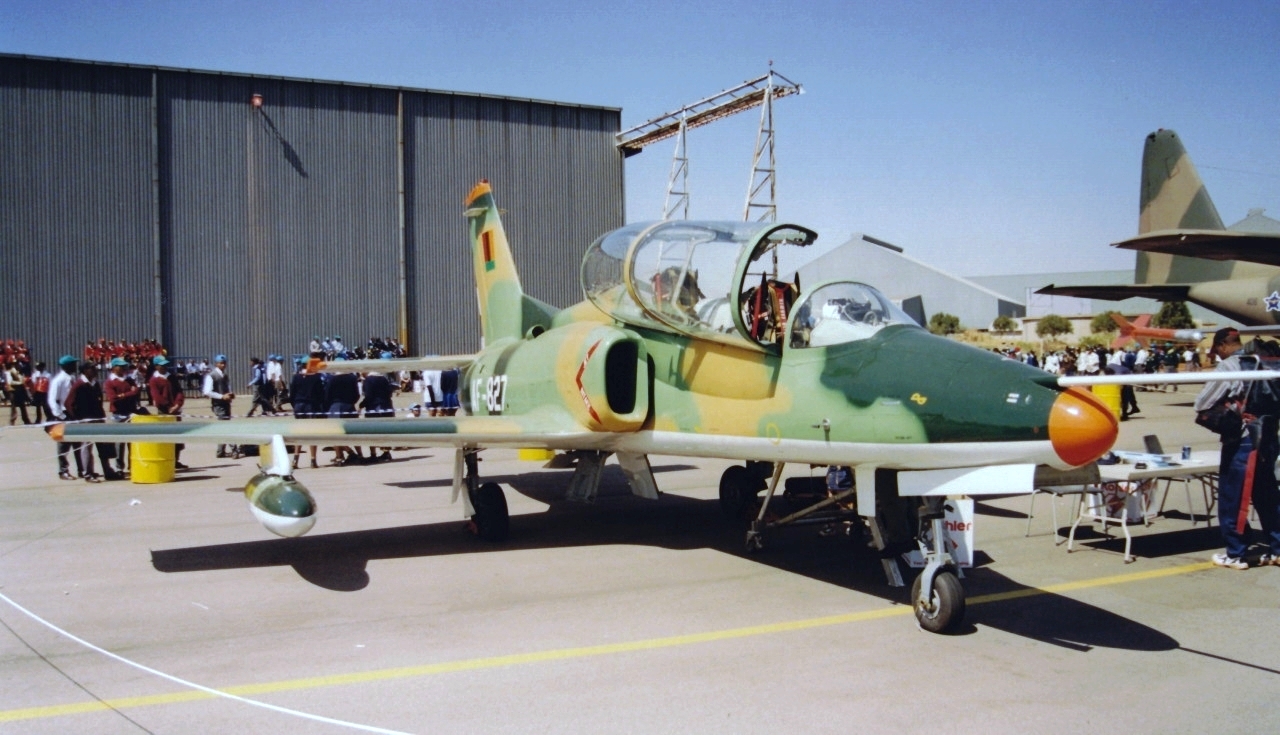 Hongdu K-8P zambien vu de l'avant