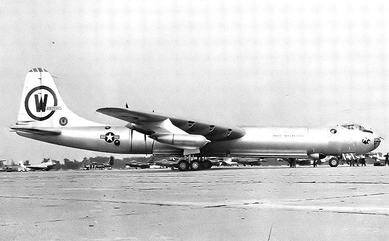 Convair B-36B Peacemaker de l'USAF au sol