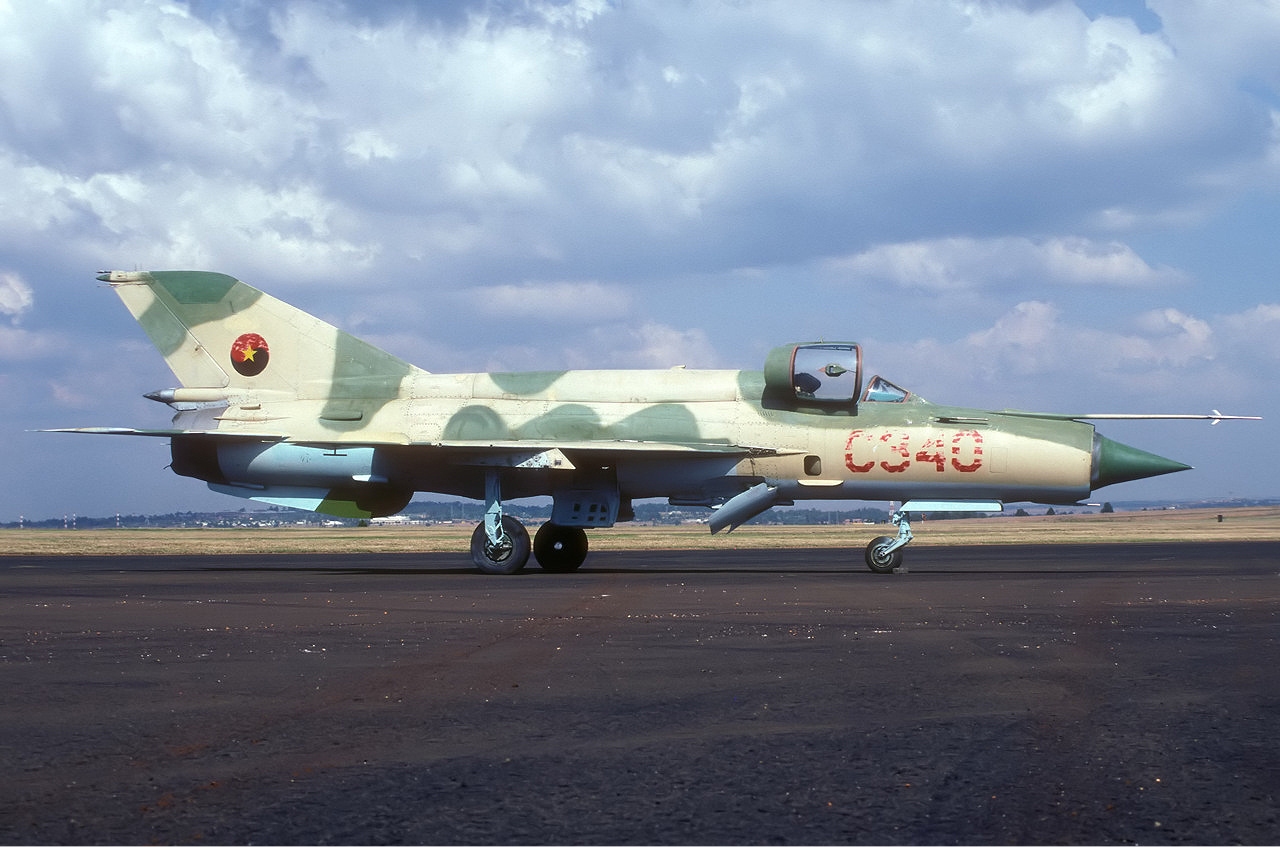 Mikoyan-Gourevitch MiG-21Bis angolais au sol