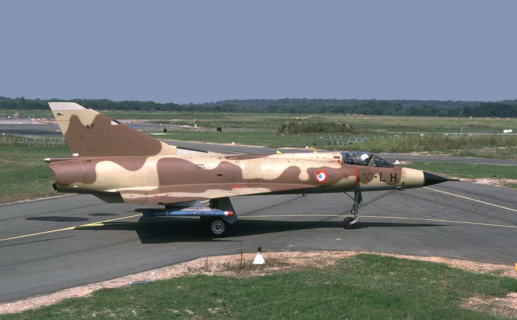 Dassault Mirage III C français au sol