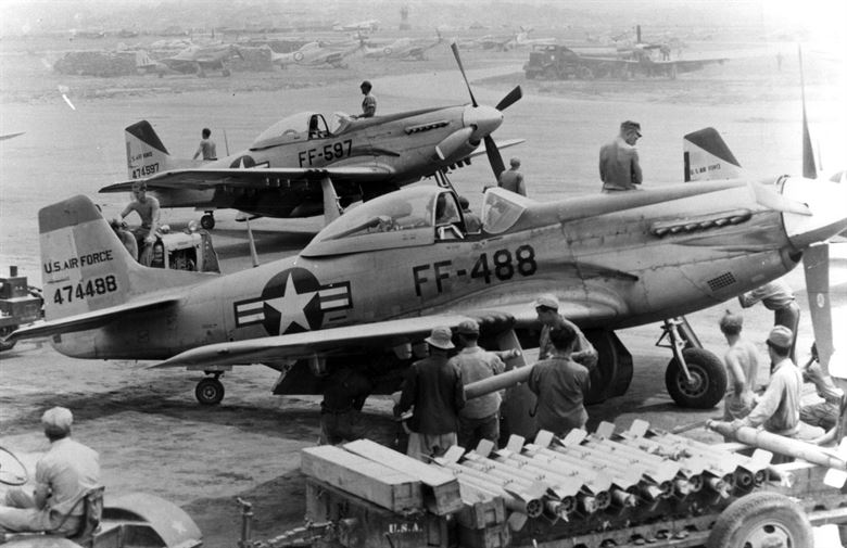 Roquettes HVAR devant un P-51