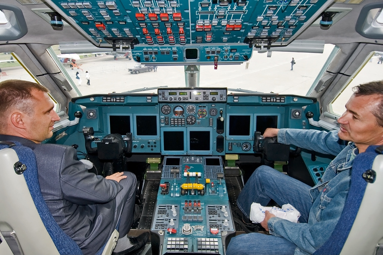 Iliouchine Il-96-400T - Cockpit