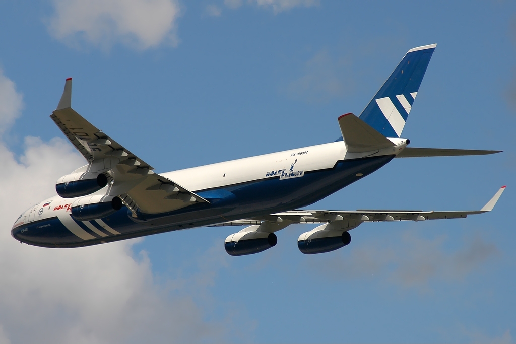 Iliouchine Il-96-400T en vol vu de l'arrière
