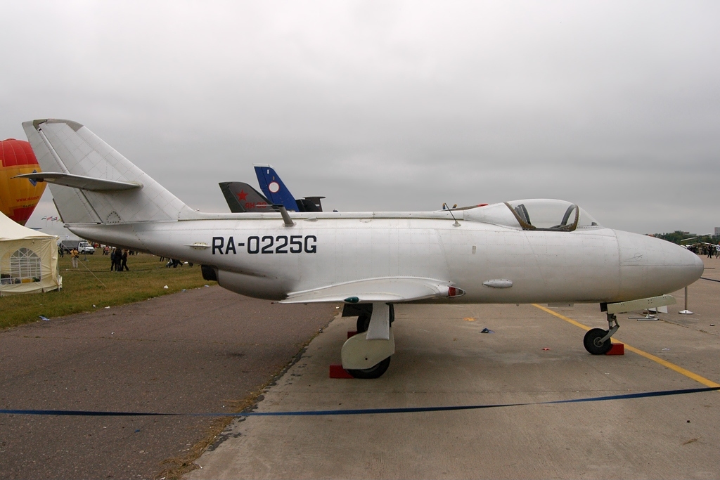 Yakovlev Yak-32 Mantis vu de profil