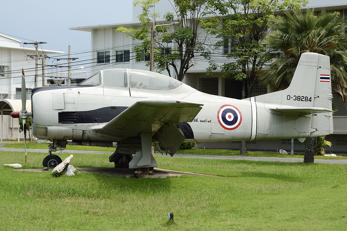 North American T-28D Trojan thaïlandais vu de côté