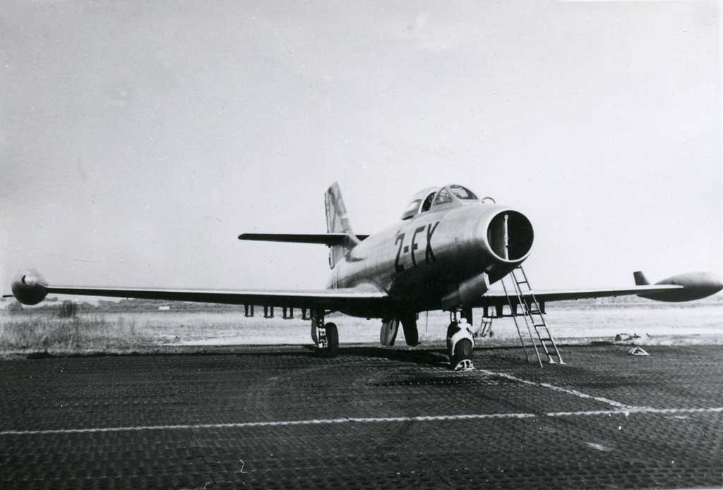 Dassault MD-450B Ouragan français vu de front
