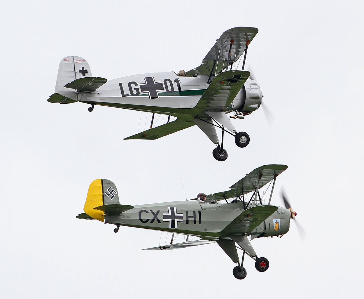 Bücker Bü 133 Jungmeister en formation