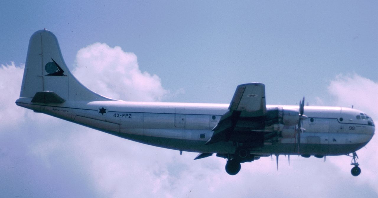 Boeing C-97 Stratofreighter israélien en vol train sorti