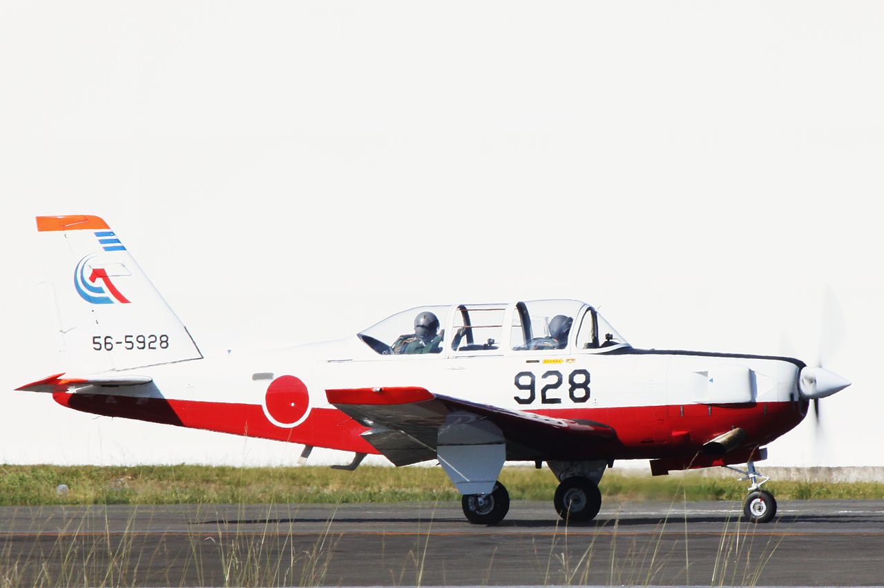 Fuji T-7 japonais au sol vu de profil