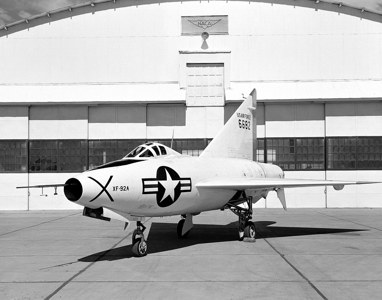 Convair XF-92A Dart au sol vu de l'avant