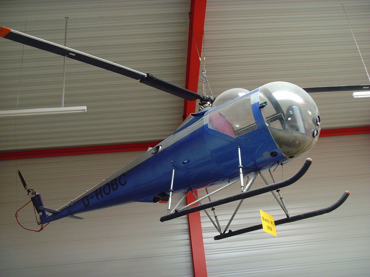 Brantly B-2 vu d'en-dessous