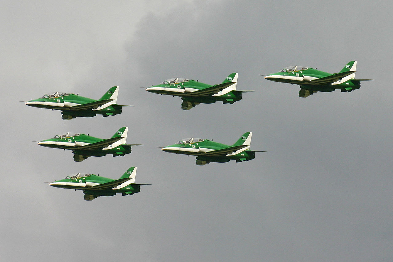 BAe Hawk Mk 65 saoudiens de la patrouille Saudi Hawks en formation