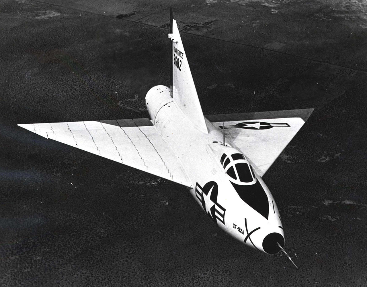 Convair XF-92A Dart en vol de face