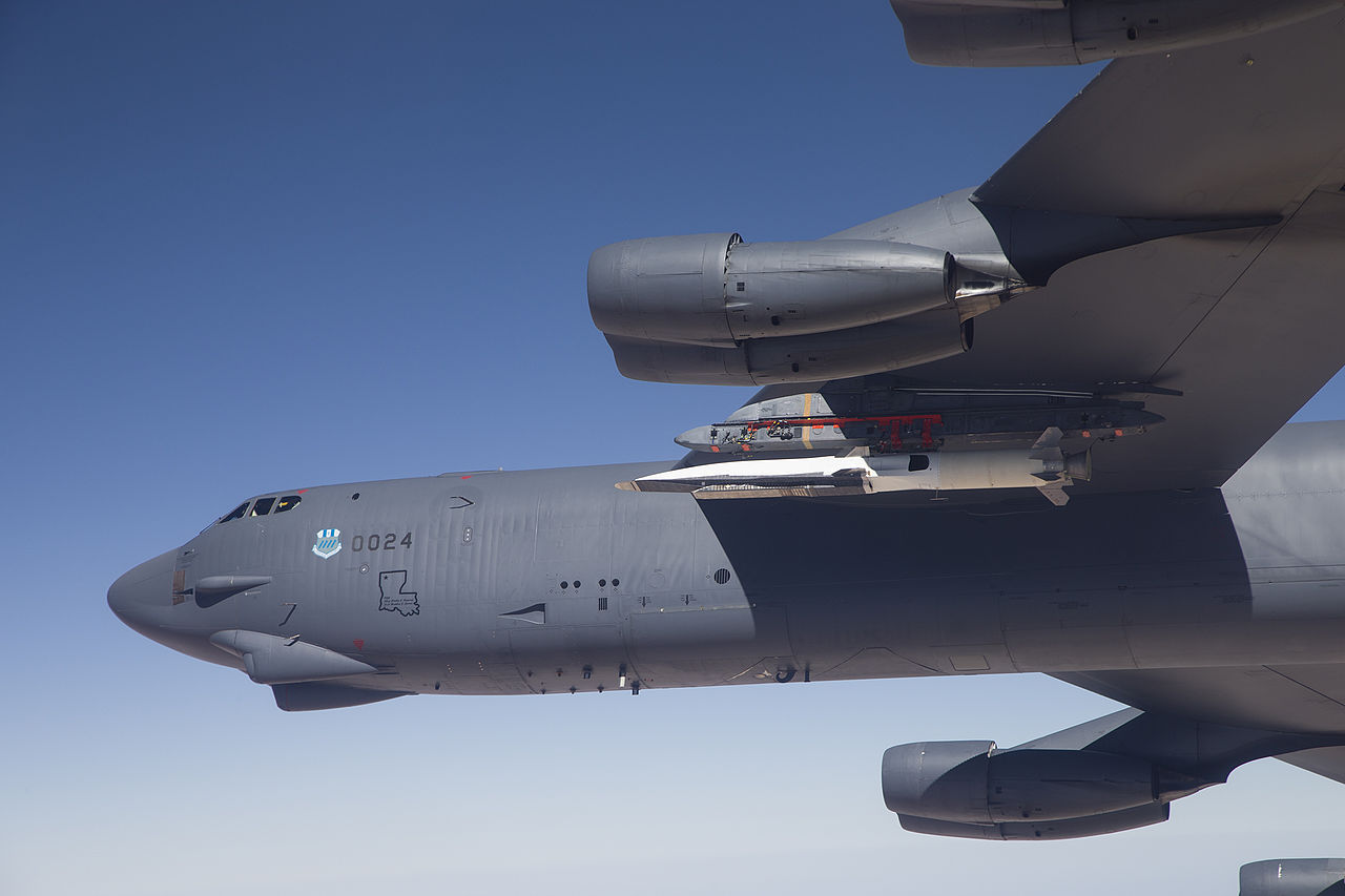 Boeing X-51A Waverider sous l'aile d'un B-52 en vol