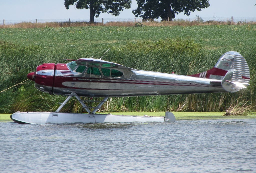 Cessna 195 sur flotteurs