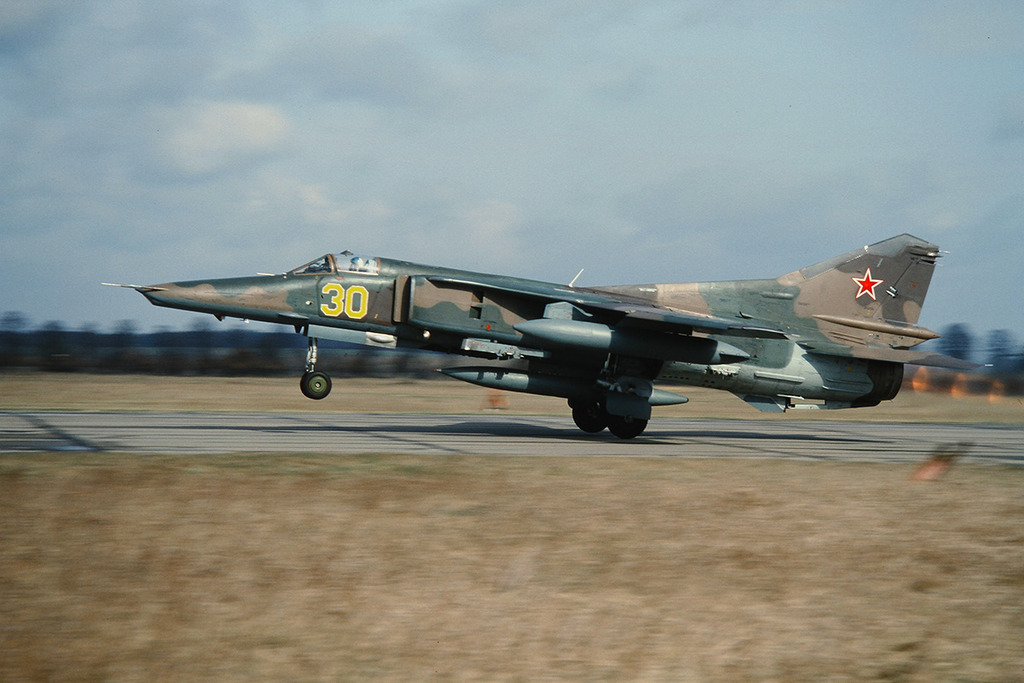 Mikoyan-Gourevitch MiG-27K soviétique du 19e GvAPIB au décollage de la base de Mirow-Lärz (RDA)