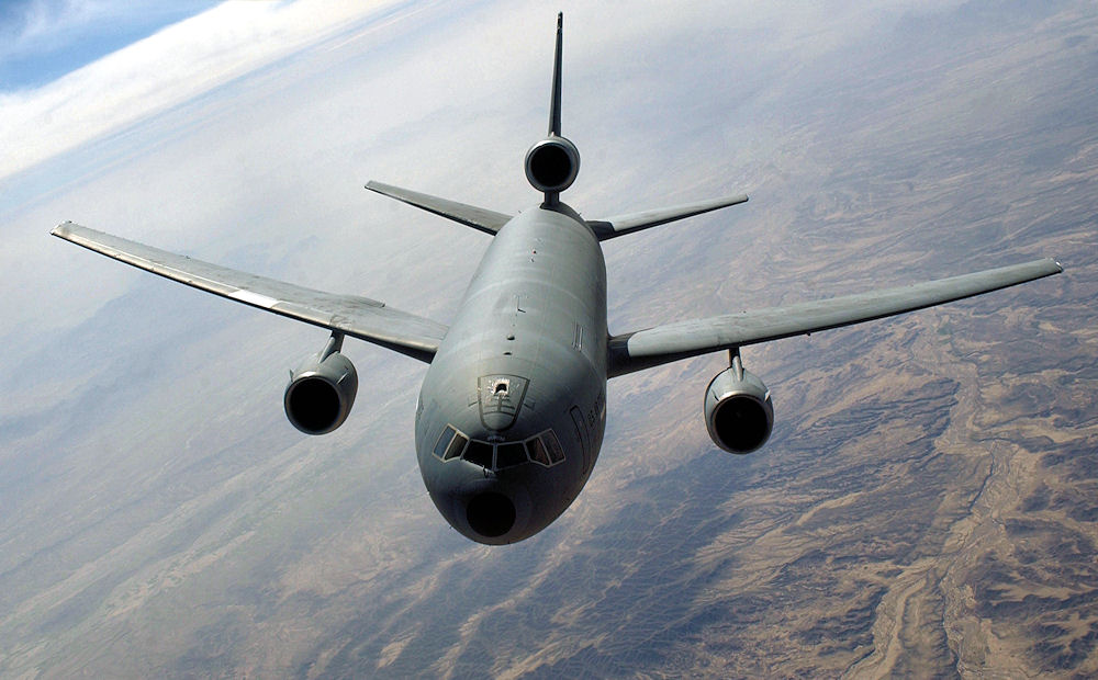 McDonnell Douglas KC-10 Extender en vol vu de front
