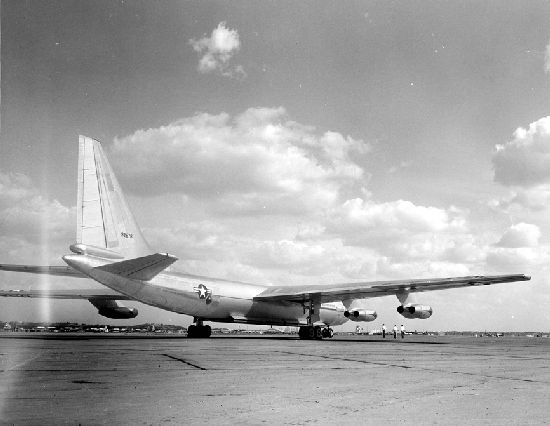 Convair YB-60 au sol vu de l'arrière