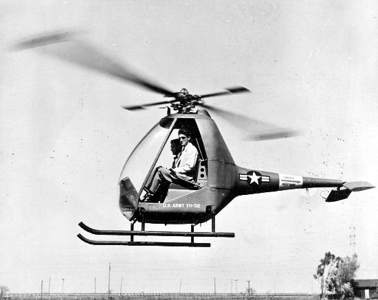 Hiller H-32 (YH-32) en vol vu de profil