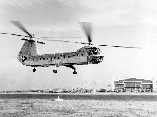 Piasecki YH-16 en vol doté d'un empennage