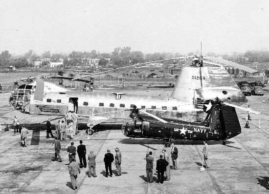 Piasecki YH-16 à côté d'un H-25