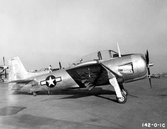 North American XSN2J au sol vu de profil