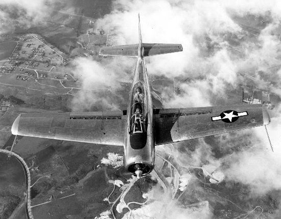 North American XSN2J en vol vu de front