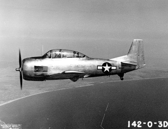 North American XSN2J en vol vu de profil