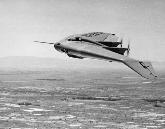 Northrop N-1M en vol vu de côté
