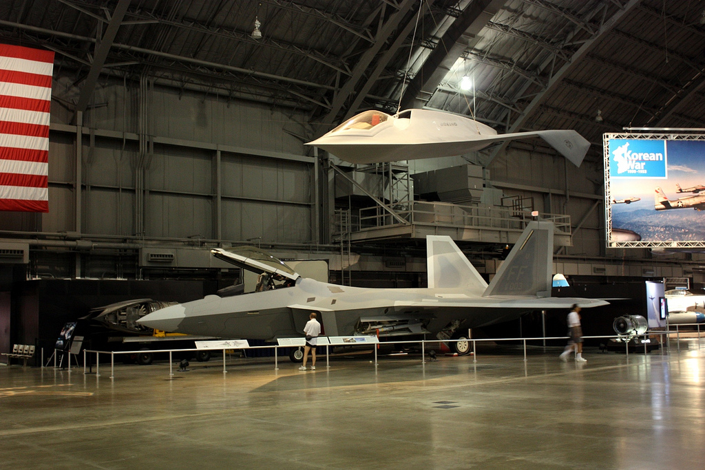 McDonnell Douglas Bird of Prey au-dessus du F-22