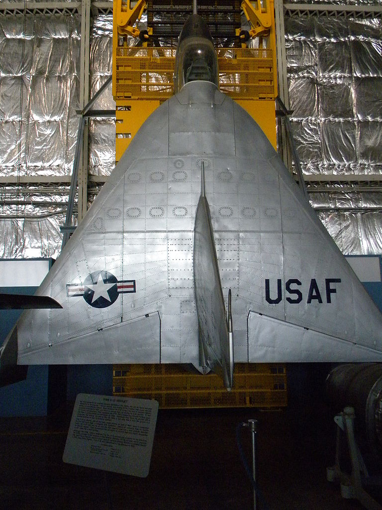 Ryan X-13 Vertijet exposé au portique