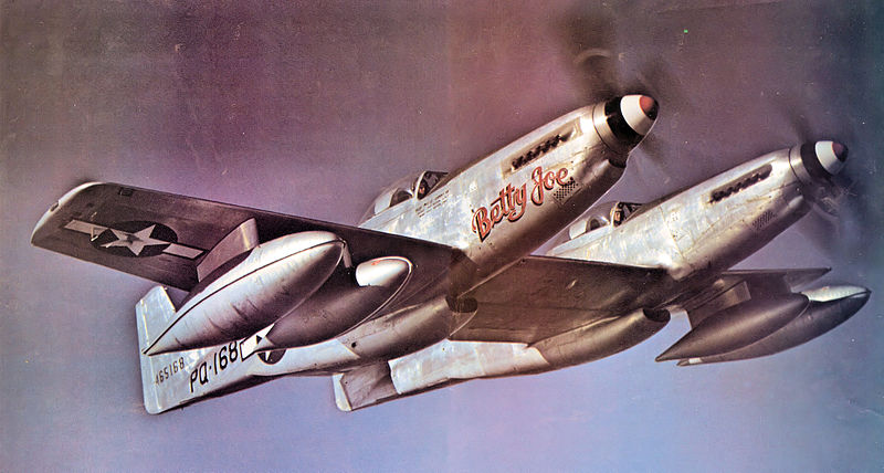 North American F-82B Twin Mustang "Betty Joe" en vol