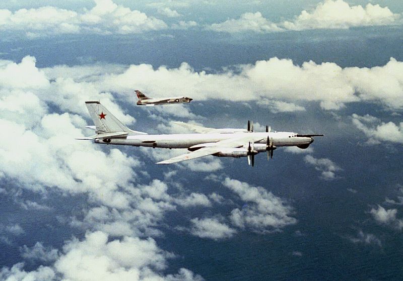 Tupolev Tu-95RT soviétique escorté par un F-8J Crusader