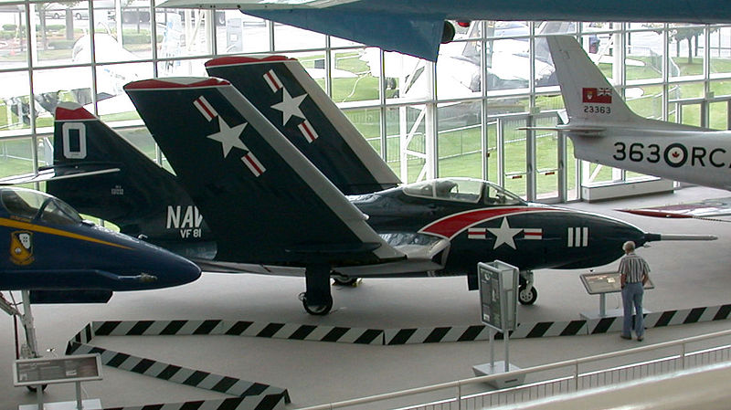 Grumman F-9 Cougar (F9F-8) de l'US Navy exposé