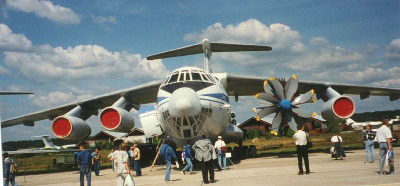 Iliouchine Il-76LL vu de front