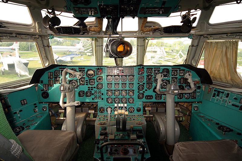 Iliouchine Il-76T - Cockpit