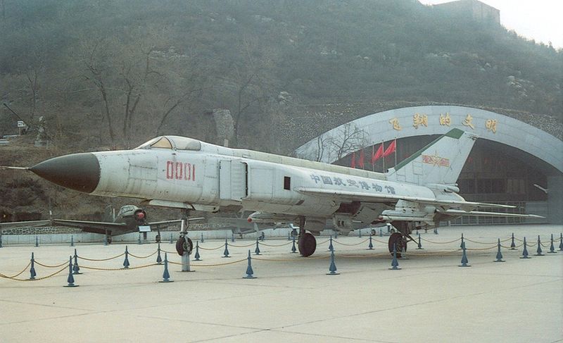 Shenyang J-8II chinois exposé