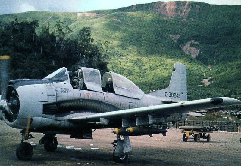 North American T-28D Trojan laotien