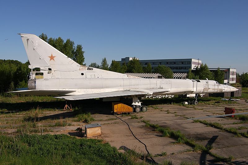 Tupolev Tu-22M2 Backfire-B soviétique de profil au sol