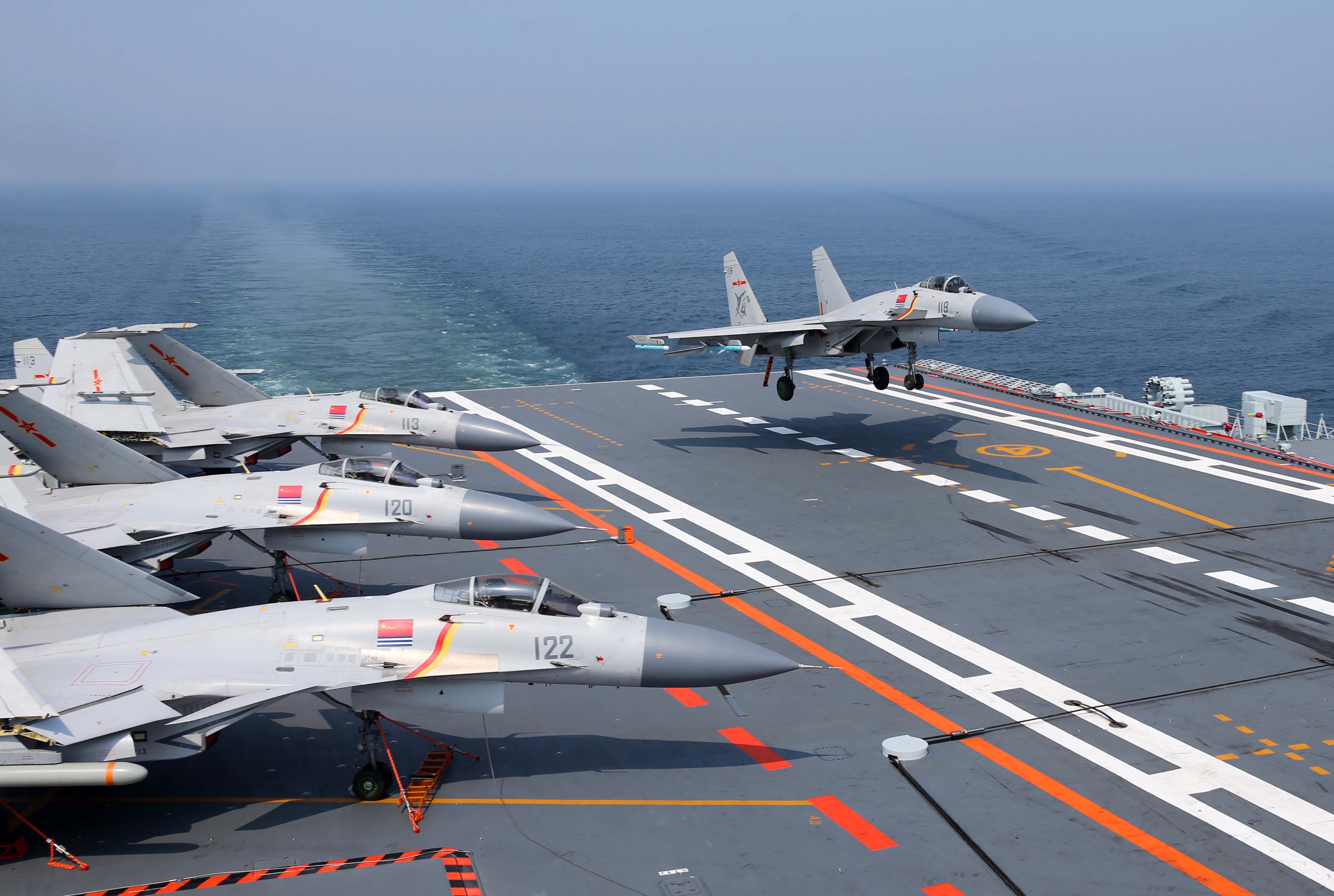 Shenyang J-15 Flying Shark se posant sur le porte-avions Liaoning