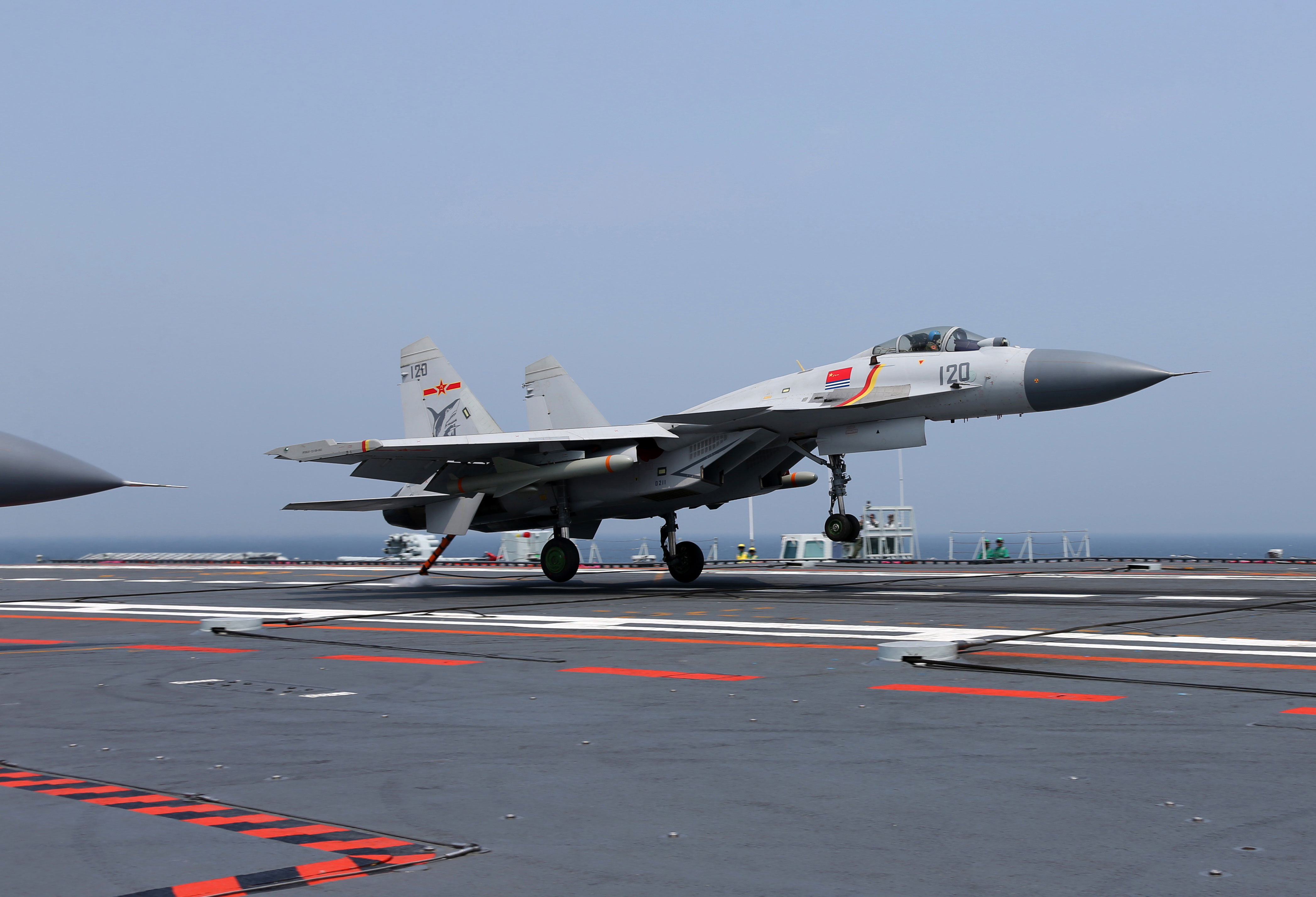 Shenyang J-15 Flying Shark accrochant le brin d'arrêt du porte-avions Liaoning