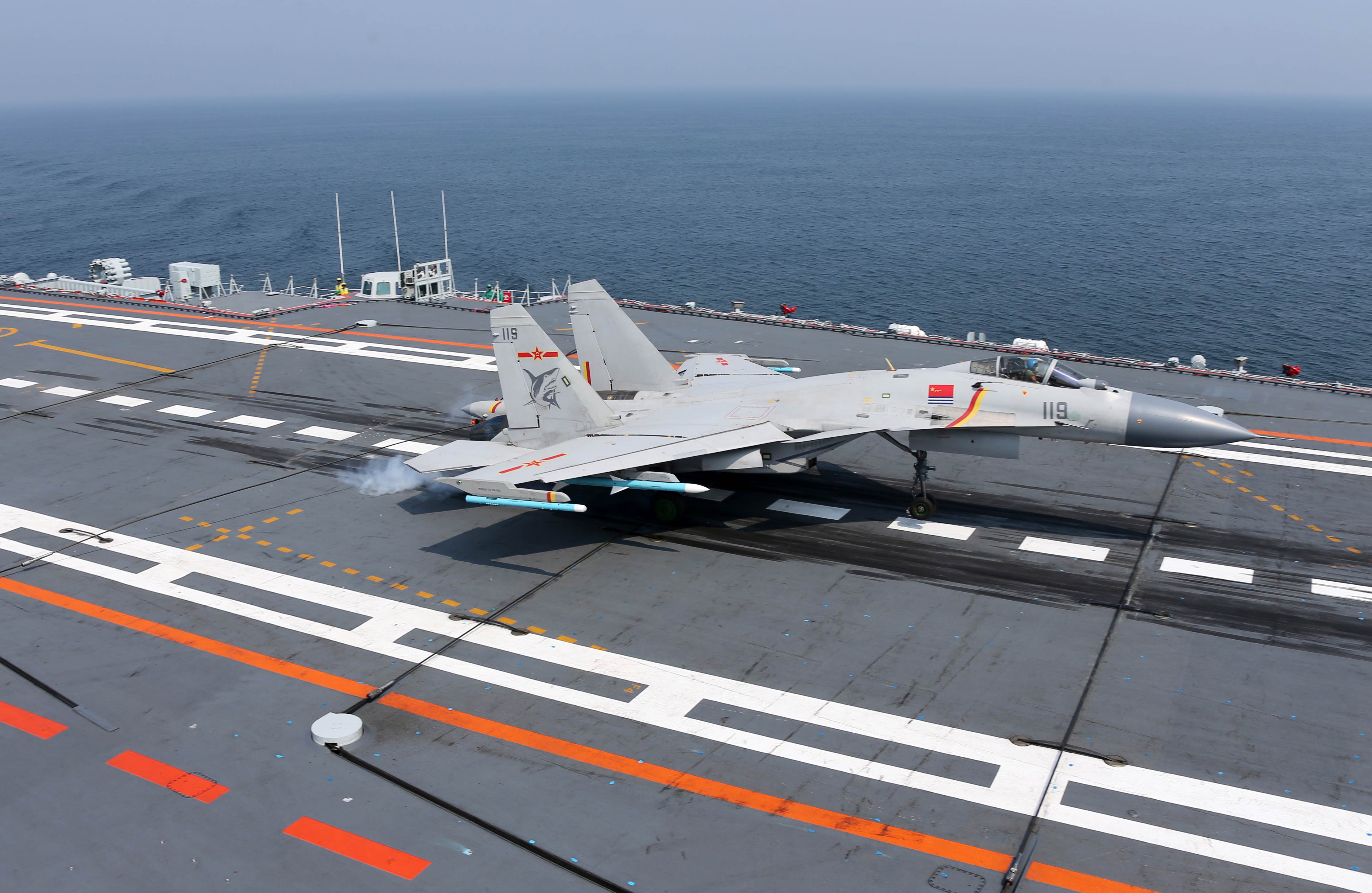 Shenyang J-15 Flying Shark à l'atterrissage sur le porte-avions Liaoning