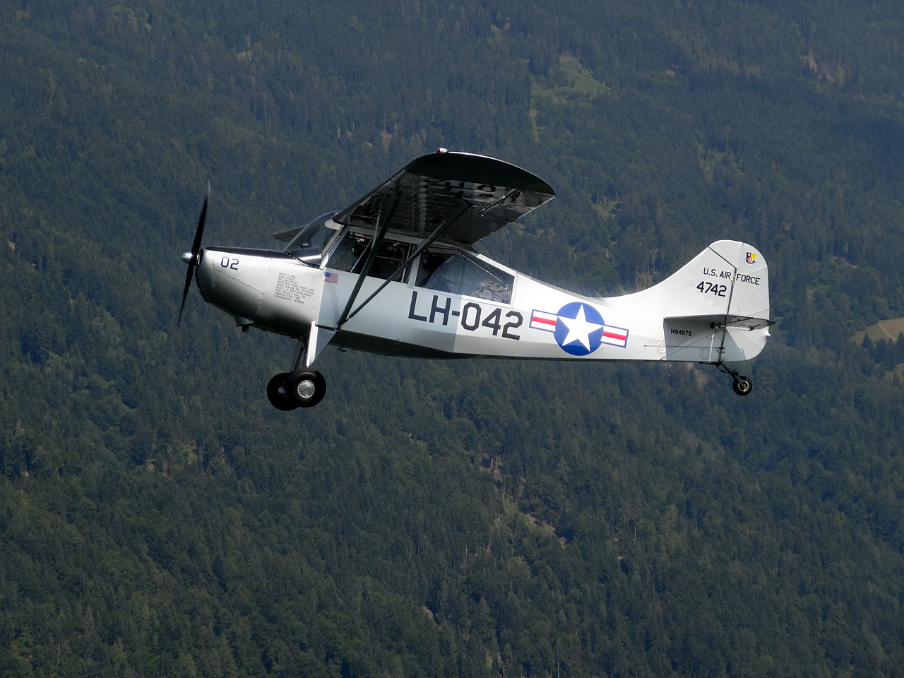 Aeronca L-16A aux couleurs de l'USAF en vol