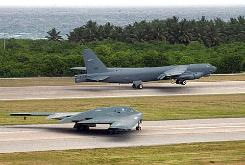 Northrop B-2A Spirit et B-52 de l'USAF