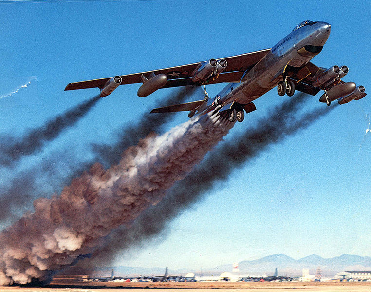 Boeing B-47B Stratojet de l'USAF décollant avec des fusées JATO